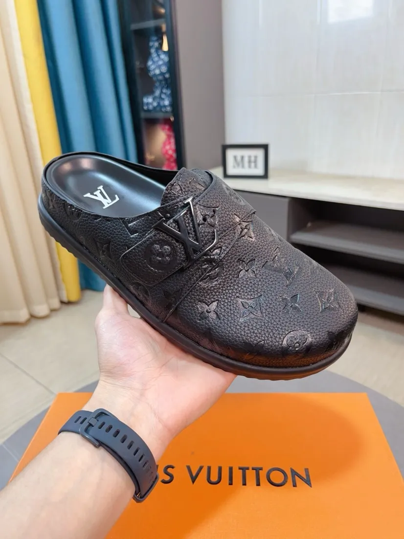 Men's Men's Shoes 💰400🌸🌸🌸🌸LV Easy 2025 new men's casual sandals and slippers, made of suede cow leather, with Monogram pattern to highlight the trendy style. Adjustable straps illuminated with LV letters, while a resilient insole and micro outsole provide lightweight comfort. Made of suede cow leather with embossed Monogram pattern and brand element metal hardware✅Adjustable straps➕Tough insole‼ ️Micro outsole. Comfortable and easy to wear‼ ️ size：38-45